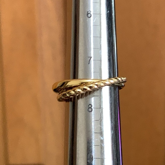 Gold tone interlocking band ring size 7.5 - Picture 3 of 4